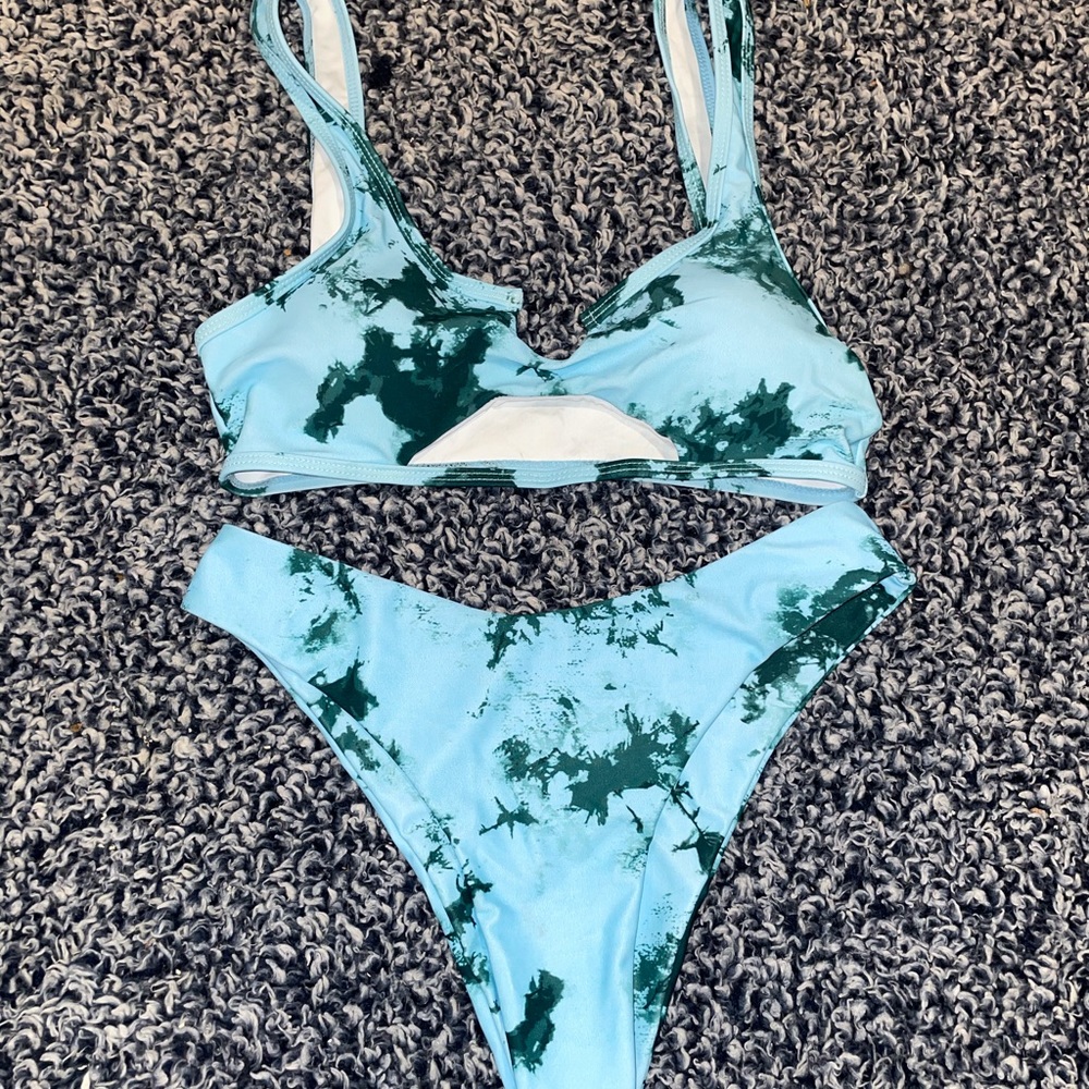 Blue and green tie-dye cutout set size small